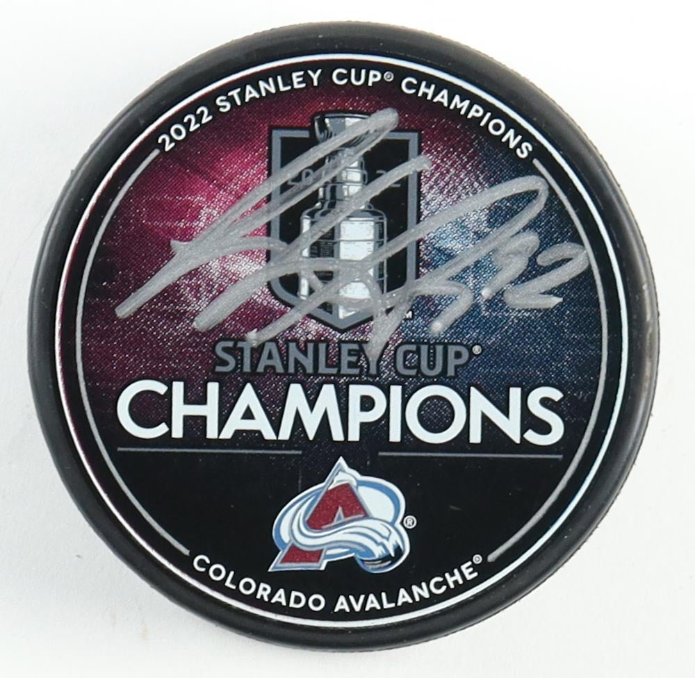 Gabriel Landeskog Signed 2022 Avalanche Stanley Cup Final Logo Hockey Puck (Fanatics)