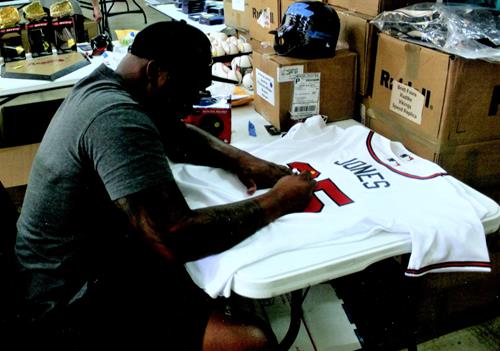 Andruw Jones Autographed Atlanta Braves (White #25) Custom Jersey - JSA